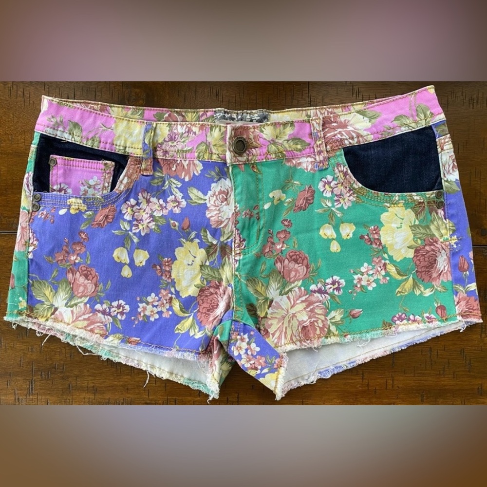 •EUC•Hot Kiss Floral Pattern CiCi Shorts